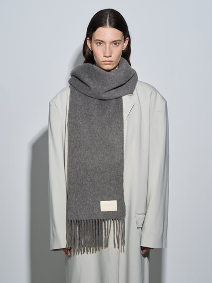 Aeyde | Bela Cashmere Scarves for Women | Grey Cashmere | Luxury Materials | Handmade in Italy | How to Style