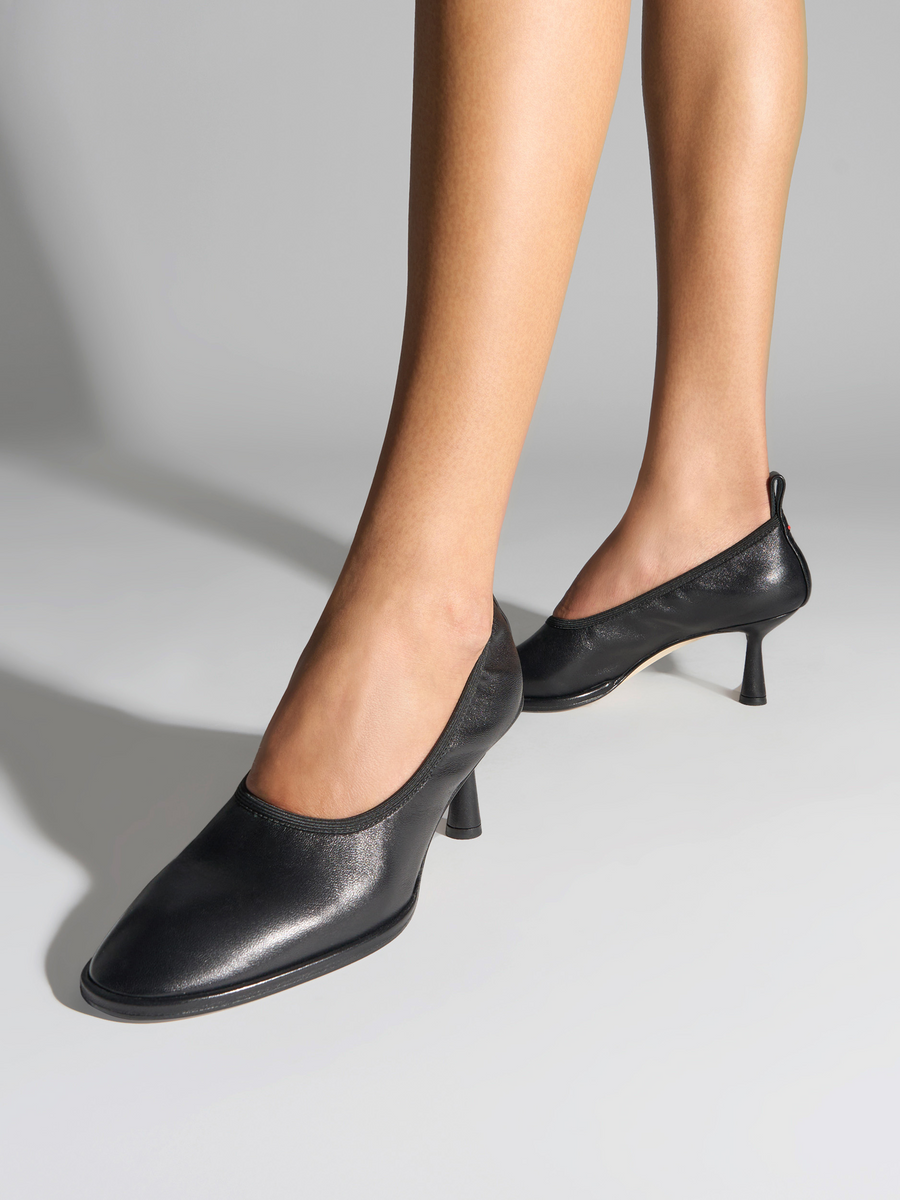 Aeyde | Giulia Stiletto Pumps Leather Pumps for Women | Black Nappa | Round Toe | Mid Heel | On Feet