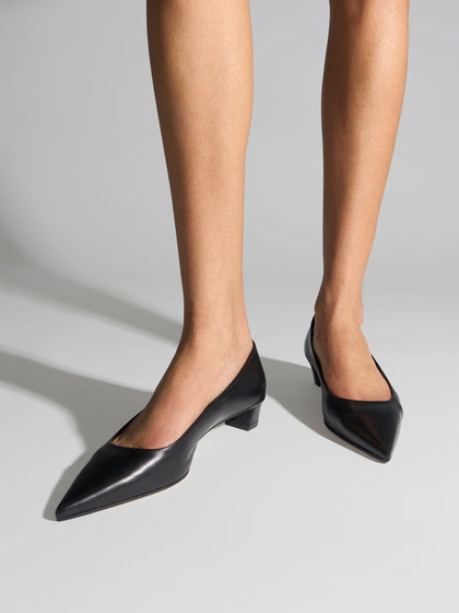Aeyde | Judi Pointed Pumps Leather Pumps for Women | Black Nappa | Pointed Toe | Low Heel | On Feet