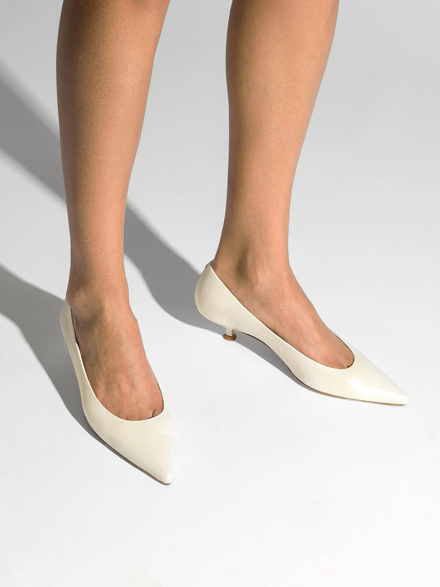 Aeyde | Cari Leather Pumps for Women | Creamy Nappa | Pointed Toe | Mid Heel | On Feet
