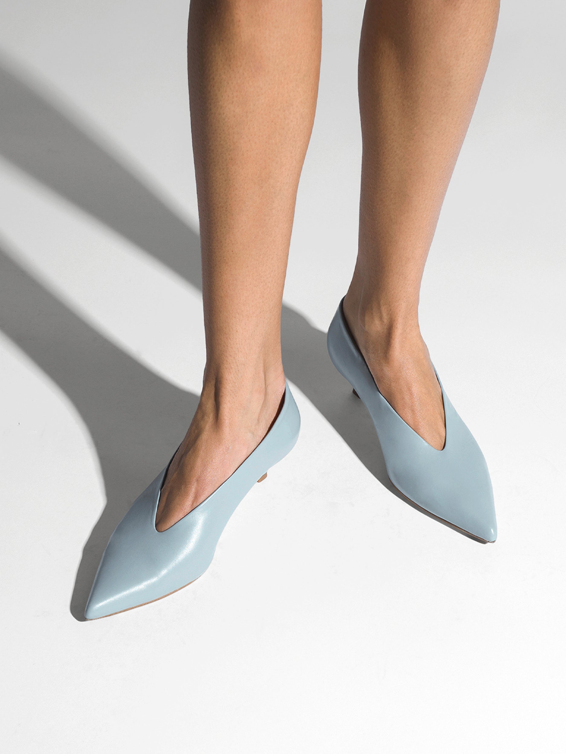 Aeyde | Clara Leather Pumps for Women | Glass Nappa | Pointed Toe | Mid Heel | On Feet