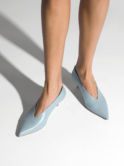 Aeyde | Clara Leather Pumps for Women | Glass Nappa | Pointed Toe | Mid Heel | On Feet